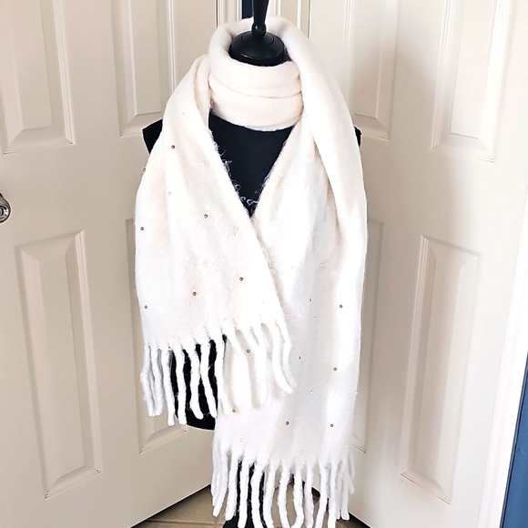 New Nordstrom Rack Faux Pearl Embellished Fring Soft Cream Scarf - Picture 5 of 12